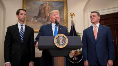 El presidente Donald Trump junto con los senadores republicanos creadores del proyecto de ley, Tom Cotton (izquierda) y David Perdue (derecha).