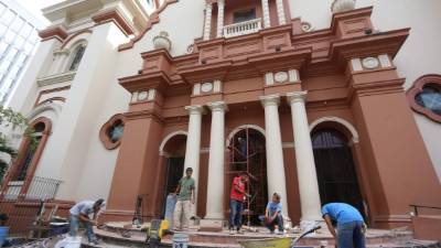 Preparativos para la Puerta Santa en la catedral.