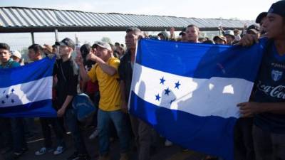 De acuerdo a la Agencia de Noticias Francesa (AFP), unos 1,5000 migrantes centroamericanos, hondureños y salvadoreños, llegaron a la frontera entre Guatemala y México. Fotos: AFP