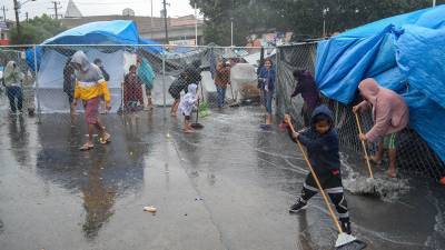 Decenas de familias migrantes acampan en improvisadas carpas en Tijuana a la espera de las resoluciones de sus solicitudes de asilo en EEUU.