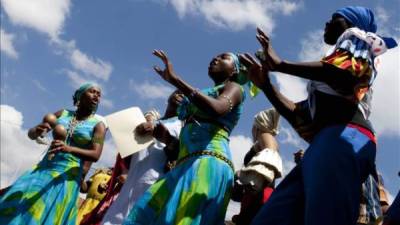 Un grupo de personas de la etnia Garifuna bailan y cantan este martes 1 de abril de 2014, en celebración del inicio del 'Mes de la herencia cultural africana', que contará con diversas actividades de los pueblos afrodescendientes, por las calles de Tegucigalpa (Honduras). EFE