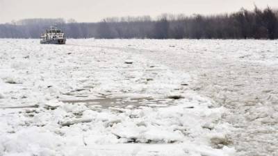 El hielo cubre el río Danubio a su paso por el pueblo corata de Dalj. EFE
