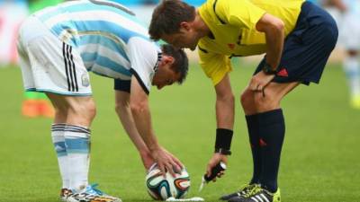 La FIFA implementó el uso del spray para delimitar las zonas donde se cometió la falta y se cobrarán las mismas a balón parado.