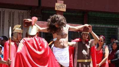 Cientos de fieles se congregan en la iglesia San Francisco de Tegucigalpa para iniciar el viacrucis, atendiendo el llamado del arzobispo José Vicente Nácher a vivir el Viernes Santo con fe y paz.