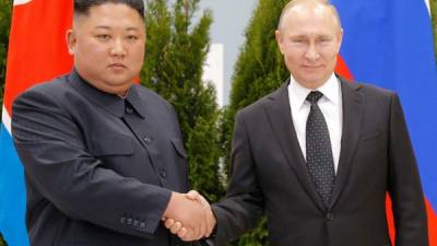 El líder de Corea del Norte, Kim Jong Un, se saluda con el presidente ruso Vladimir Putin. AFP