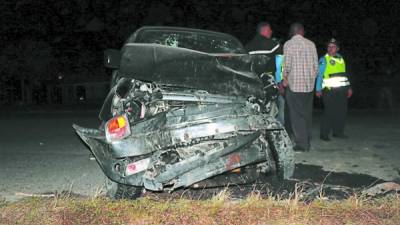 Uno de los carros que participó en el choque.