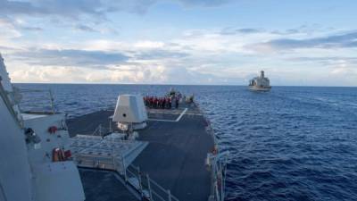 El barco militar estadounidense 'Dewey' navegó en aguas que China reclama como suyas. AFP.