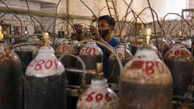 La falta de oxígeno ante rebrotes de coronavirus agrava la pandemia en varios países de América Latina./AFP.