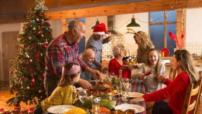 Disfrute de la Navidad, pero sin excederse en su alimentación.