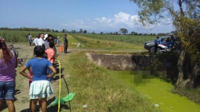 Curiosos y patrullas policiales rodean la escena del crimen.