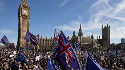 Miles alzaron su voz frente a la sede del Parlamento en Londres.