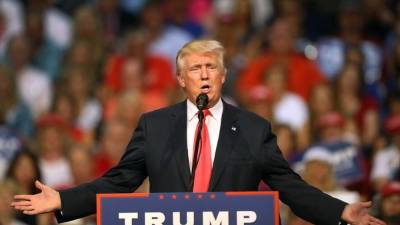 El enfrentamiento con los padres de un soldado estadounidense musulmán muerto en Irak y su falta de compromiso en apoyar la reelección de Paul Rayan le pasan factura a Trump. Foto: AFP/Joe Raedle