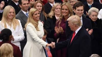 Ivanka Trump saluda a su padre, el presidente de Estados Unidos, Donald Trump.