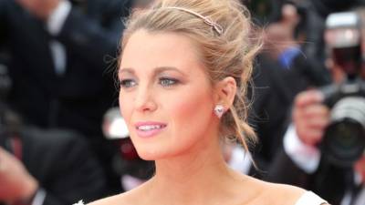 Blake Lively, convertida en una princesa Disney con su vaporoso vestido azul pastel y un romántico recogido decorado con una diadema con un pequeño lazo. ¡Espectacular!