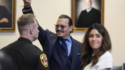 El actor Johnny Depp se mantiene positivo junto a su abogada, Camille Vasquez.