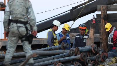 Mineros y personal de emergencias trabajan en el rescate de mineros atrapados en una mina,en Sinaloa (México). Imagen de archivo. EFE/ Antonio Ojeda