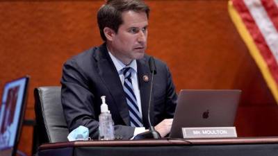 En imagen el legislador demócrata Seth Moulton, quien viajó sin aprobación del Congreso de EEUU a Kabul, Afganistán. Foto: EFE / EPA / Greg Nash