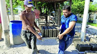 Un grupo de jornaleros trabaja en un bloquera en San Pedro Sula. Foto: Melvin Cubas.