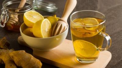 La miel y el limón le ayudarán a aliviar la gripe.