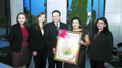 Nidia Manzanares, Ana Pacheco, Oswaldo Figueroa, la agasajada Elena Larios y Susana Zelaya.