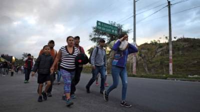 Migrantes hondureños a su llegada a Esquipulas, Guatemala, la madrugada de este jueves./AFP.