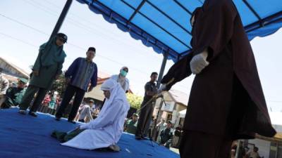 Una mujer es azotada en público acusada de adulterio en Banda Aceh, Aceh (Indonesia). EFE