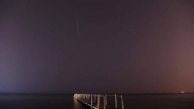 Vista de una estrella del meteoro Perseids, el martes 13 de agosto de 2013, sobre la playa de Anavissos, a unos 50 kilómetros al sureste de Atenas (Grecia). EFE/Alkis Konstantinidis/Archivo