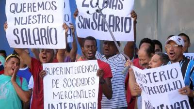 Empleados de diario Tiempo durante una protesta por la falta de pago de sus salarios.