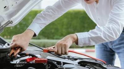 Si notas que el vehículo tiene dificultades para arrancar, las luces están tenues o los dispositivos eléctricos no funcionan correctamente, es posible que la batería esté descargada o dañada.