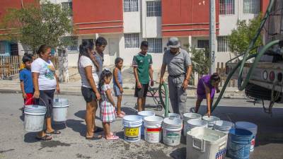 Residentes de Nuevo León sufren de escasez de agua ante la intensa sequía que afecta al norte de México.