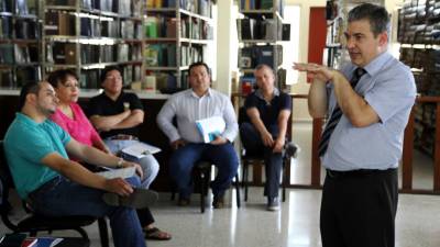 Representantes de Funiber estuvieron en la Unah-vs para promocionar el plan.