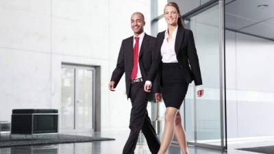 Caminar a diario y estar más tiempo parada le ayuda a mejorar los niveles de grasa, colesterol LDL o malo y la glucosa o azúcar en la sangre.