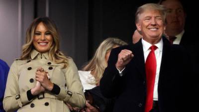 Trump y Melania asistieron a un evento deportivo donde fueron recibidos con aplausos por sus seguidores.