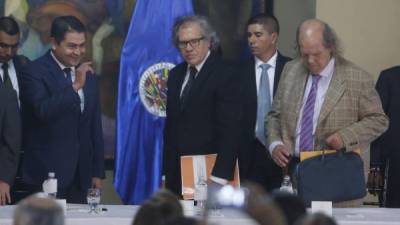 El presidente Hernández, Luis Almagro, y John Biehl, de la OEA, en la pasada reunión.