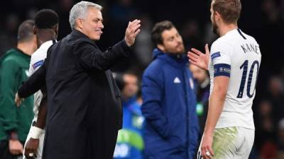 Tottenham Hotspur's Portuguese head coach Jose Mourinho (L) congratulates Tottenham Hotspur's English striker Harry Kane after the UEFA Champions League Group B football match between Tottenham Hotspur and Olympiakos at the Tottenham Hotspur Stadium in north London, on November 26, 2019. - Tottenham won the match 4-2. (Photo by Ben STANSALL / AFP)