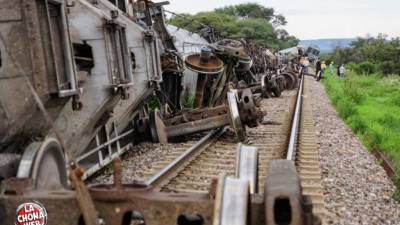 'La Bestia' se descarriló la noche de este martes en el tramo ubicado entre las comunidades Castro y Santa María del municipio Encarnación de Díaz del estado de Jalisco, México. Foto tomada de lachonaweb.com