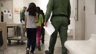 Cientos de menores fueron separados de sus padres en la frontera.