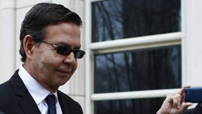 El rostro y los gestos del expresidente Rafael Leonardo Callejas a su salida de la corte de Nueva York revelan su preocupación tras declararse culpable de dos cargos por el escándalo Fifagate.