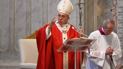 El Papa Francisco durante la misa de Ramos en la basílica de San Pedro vacía./AFP.
