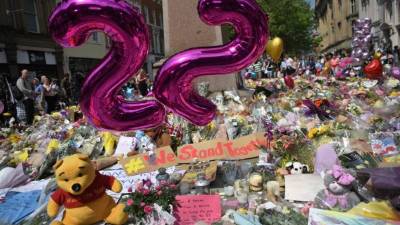Cientos de personas llevan ofrendas en honor a las víctimas del atentado en Manchester.