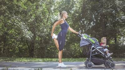 Mientras pasea al bebé en su coche aproveche para hacer ejercicios.