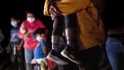 Mientras el Gobierno de Biden se esfuerza por reunificar a las familias migrantes, la crisis fronteriza no cesa y miles de indocumentados siguen cruzando a EEUU./AFP.