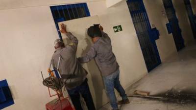 El Gobierno de El Salvador implementó nuevas y controversiales medidas de seguridad en las prisiones que albergan a unos 16,000 pandilleros, donde selló con planchas metálicas las puertas de las celdas, como medida para frenar el alza de homicidios en el país, que entre viernes y domingo dejó 58 asesinatos.