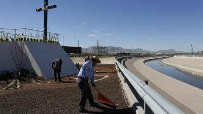 Unos trabajadores hacen los últimos en la zona donde el papa Francisco celebrará una misa multitudinaria en Ciudad Juárez, México, a unos metros de la frontera con la ciudad de El Paso, Estados Unidos y donde su santidad concluirá su visita a México. Foto: EFE