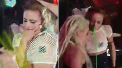 Momento en que una de las bailarinas vomitó sobre Lady Gaga.