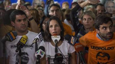 La hija de Antonio Ledezma, Oriette Ledezma, en una rueda de prensa convocada en Caracas por los partidos Voluntad Popular y Alianza Bravo Pueblo. EFE