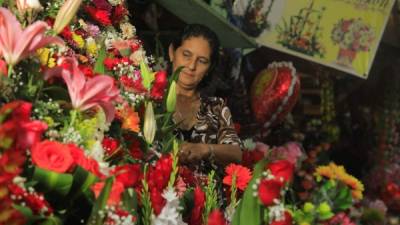 Gladis Almendárez chequea cada uno de sus arreglos en su floristería La Ocasión, ubicada en las afueras del mercado Guamilito, en la capital industrial. fotos: Melvin Cubas