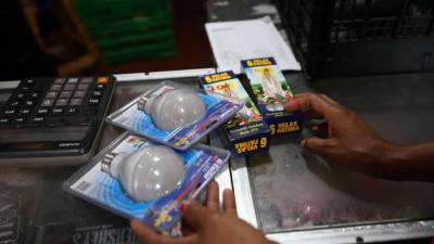 Velas regulares y bombillas recargables | Fotografía de archivo