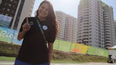 La nadadora hondureña Sara Pastrana posa frente a los complejos habitacionales de la Villa Olímpica de Río de Janeiro.