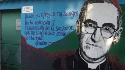 El rostro de moseñor Romero adorna un mural pintado sobre una casa en El Salvador.